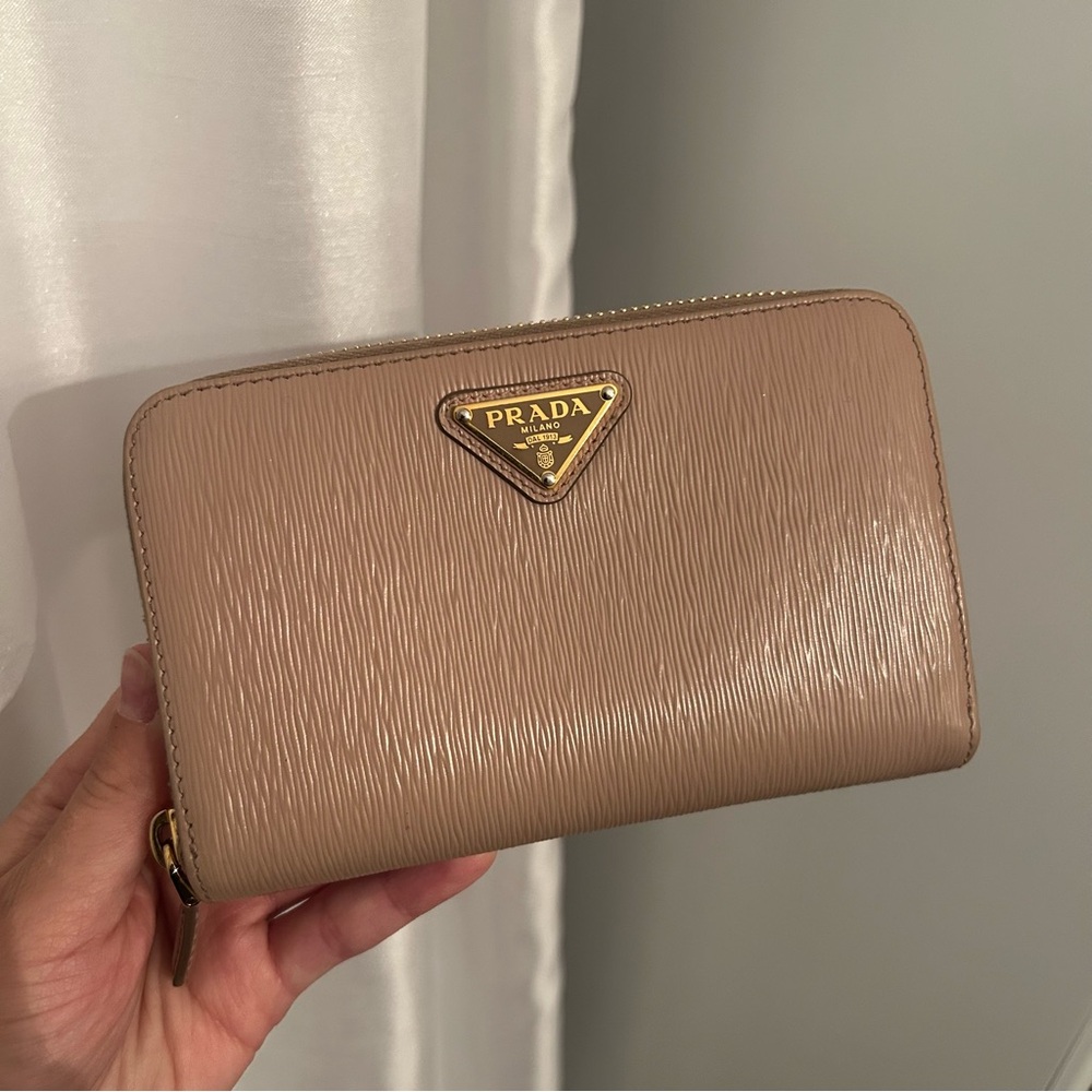 Prada saffiano wallet